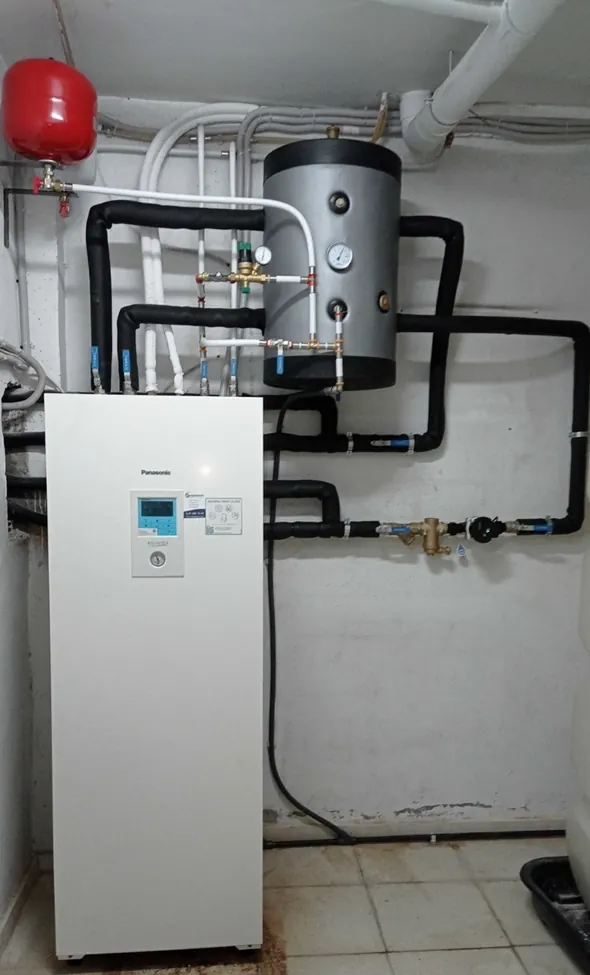 Sala técnica con sistema de aerotermia Panasonic