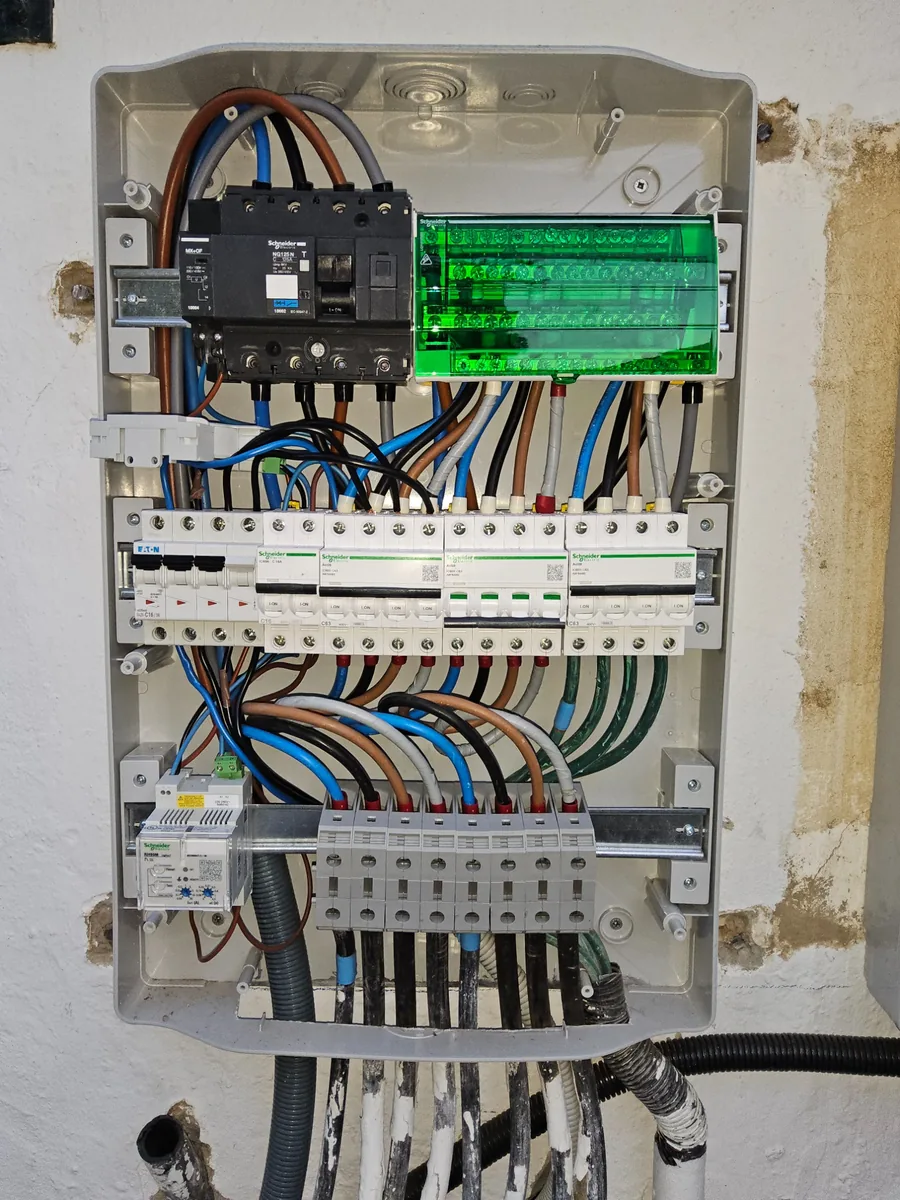 Detalle interior de armario eléctrico renovado