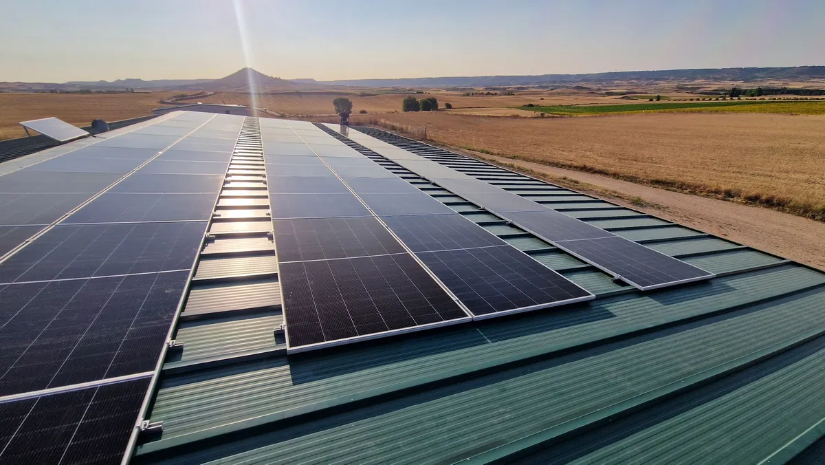 Detalle de los paneles solares en el aeródromo de Guadalajara