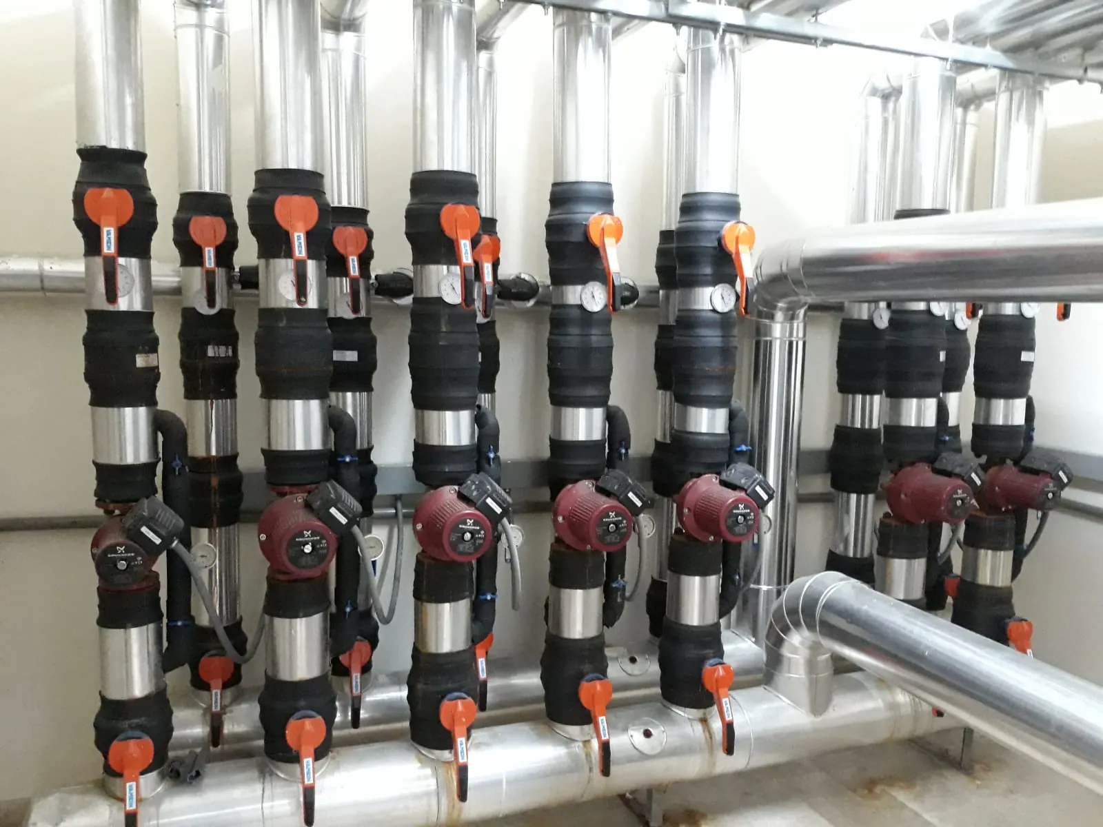 Grupo de bombeo de climatización en instalación hotelera