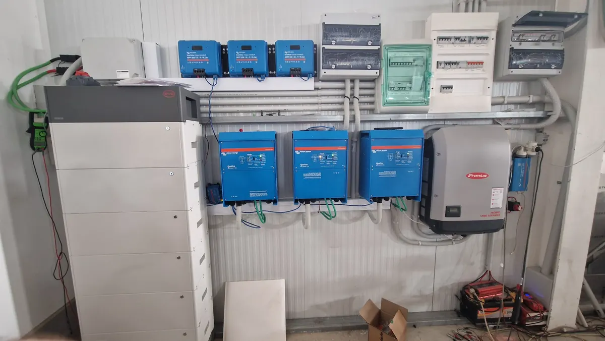 Detalle del conjunto de inversores, cargadores y batería del sistema aislado