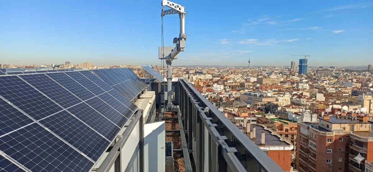 Instalación fotovoltaica en edificio urbano de Madrid