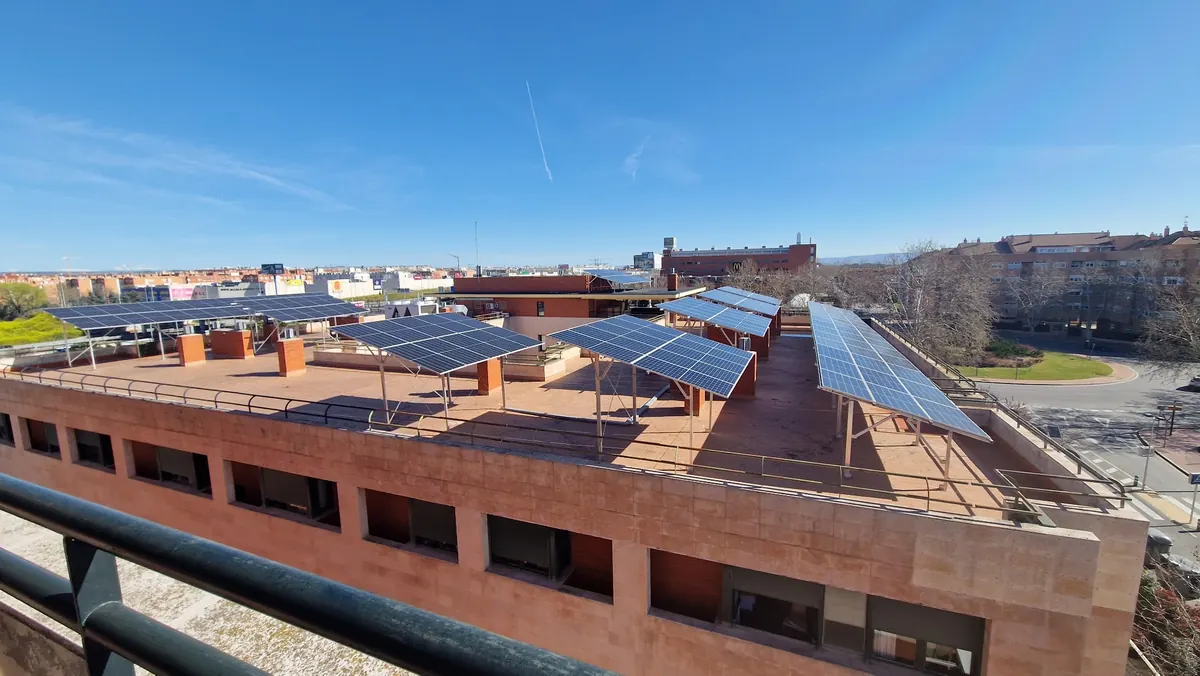 Instalación fotovoltaica en edificio urbano de Madrid