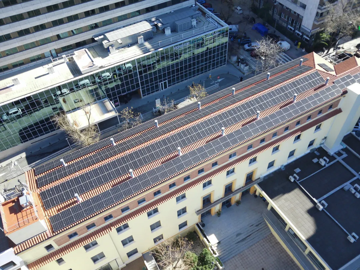 Vista general de instalación fotovoltaica en edificio urbano de Madrid