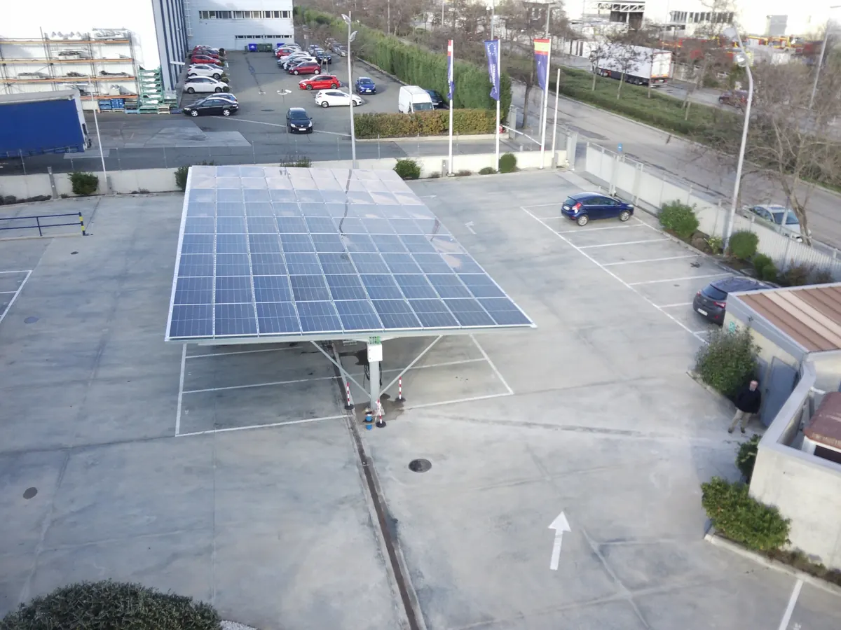 Vista general de marquesina fotovoltaica en Alcalá de Henares