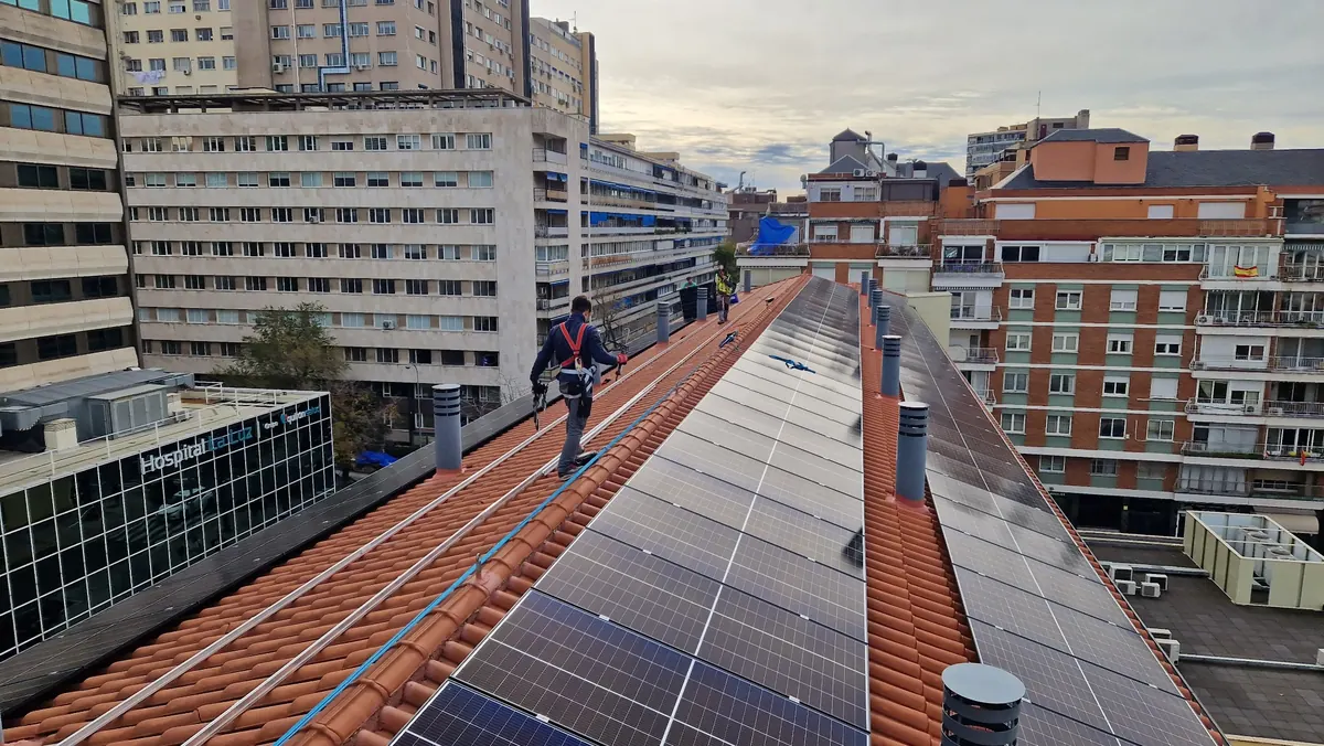 Detalle superior de la integración fotovoltaica en cubierta urbana