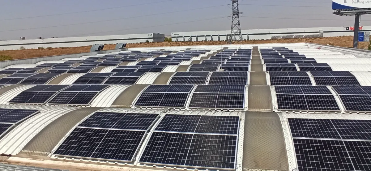 Instalación fotovoltaica sobre cubierta curva de nave industrial