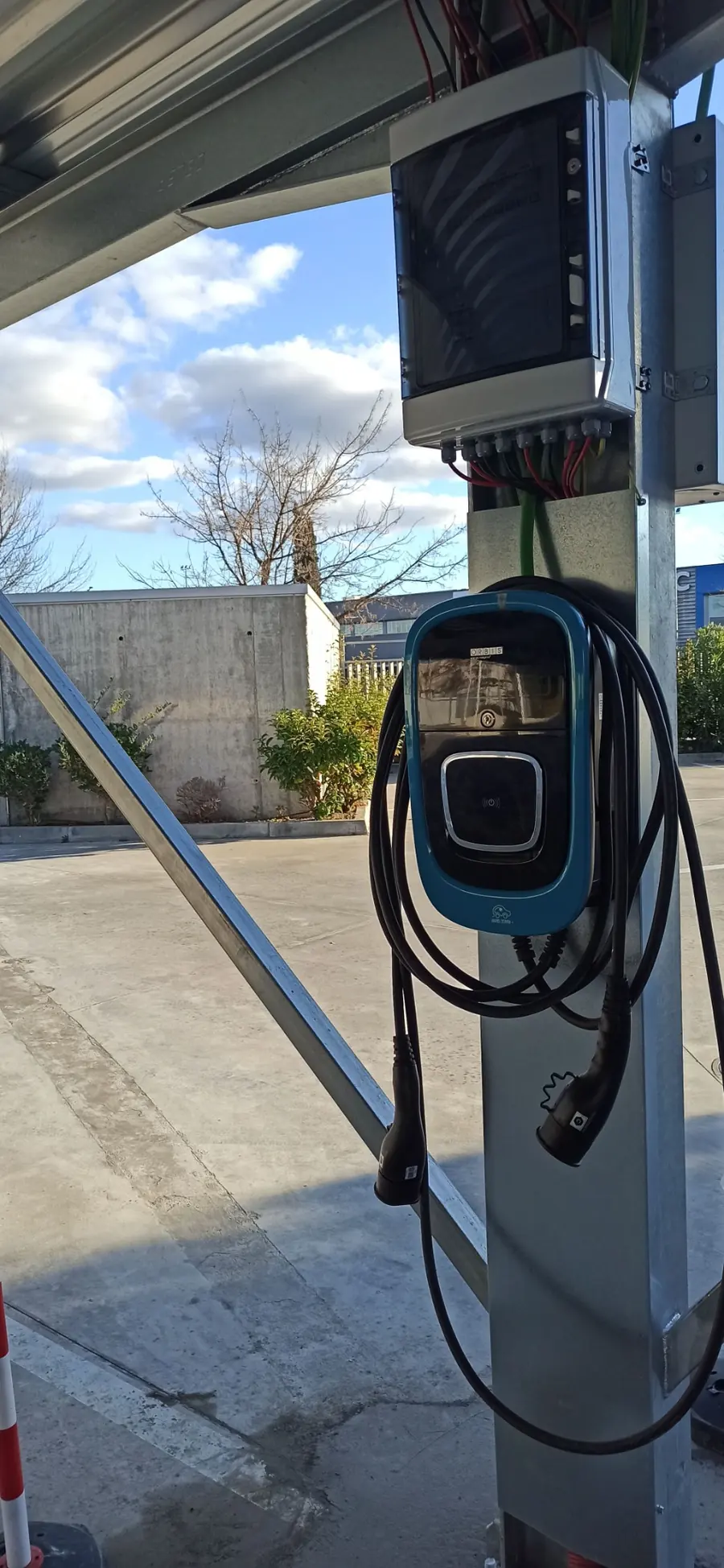 Detalle del cargador de vehículo eléctrico instalado