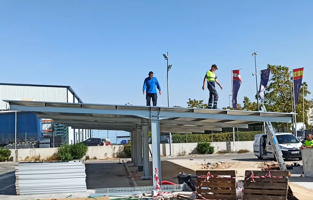 Detalle de ejecución de la marquesina fotovoltaica